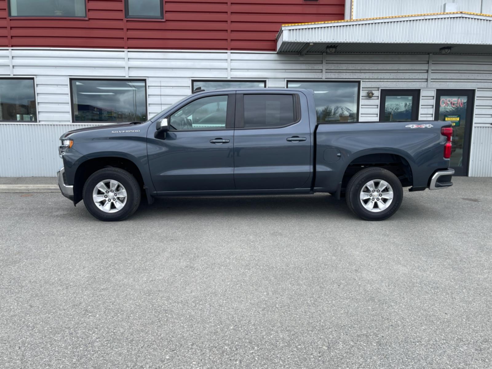 2022 GRAY CHEVROLET SILVERADO 1500 LT (1GCUYDED2NZ) with an 5.3L engine, Automatic transmission, located at 1960 Industrial Drive, Wasilla, 99654, (907) 274-2277, 61.573475, -149.400146 - Photo #1